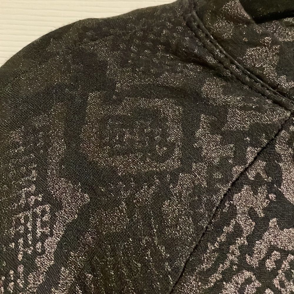 Terez Women’s Snakeskin Print Black Cropped Sweatshirt - Picture 5 of 6